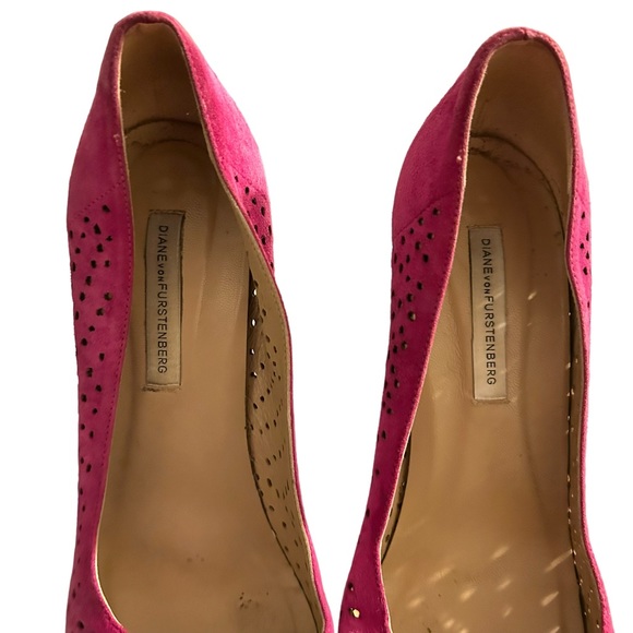 Diane Von Furstenberg Bonnie Suede Pumps - Picture 4 of 12